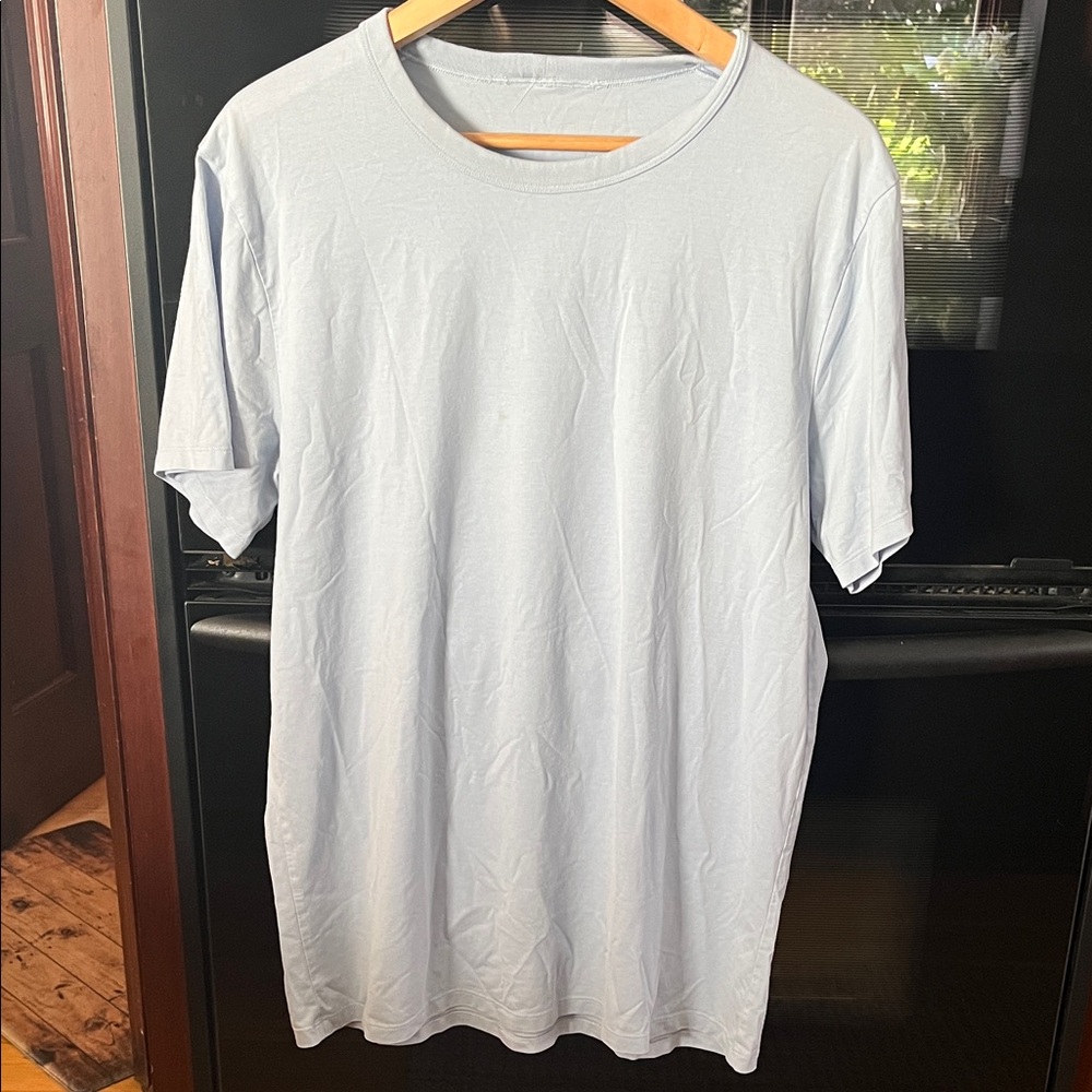 men's large lululemon light blue T-Shirt. size large lexcellent condition.
